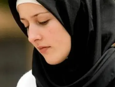 بالفيديو|| رجال يجبرون فتاة مسلمة على أمر ينافي معتقداتها وصورة لـ "القرآن الكريم" تشعل الاحتجاجات بعاصمة غربية (صور) - وكالة ستيب نيوز