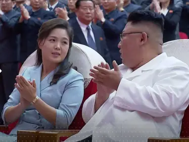 شاهد|| صورة لزوجة زعيم كوريا الشمالية تكشف "مفاجأة" برقبتها - وكالة ستيب نيوز