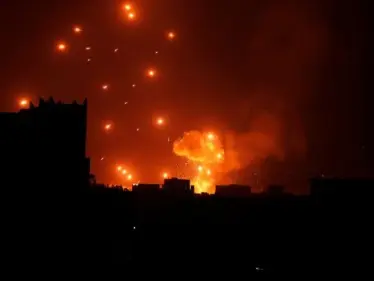 طائرات التحالف العربي تستهدف دار الرئاسة ومواقع أخرى للحوثيين في صنعاء - وكالة ستيب نيوز