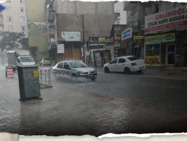 شاهد|| الأمطار تغرق مدينة تركية وتتسبب بانهيارات كبيرة.. وسكان يلجؤون للزوارق للتنقل - وكالة ستيب نيوز