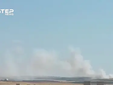 قصف جوي لطيران الأسد وحليفته روسيا على الأوتوستراد الدولي شمالي مدينة خان شيخون بريف إدلب - وكالة ستيب نيوز