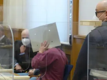 سكب الكحول على الأعضاء التناسلية وأحرقها.. ألمانيا تحاكم طبيب سوري وثالث متهم يتبع للنظام السوري بجرائم ضد الإنسانية - وكالة ستيب نيوز