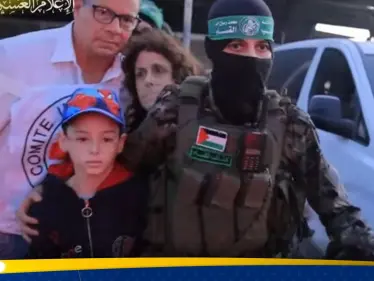 كتائب القسام تُعلم طفلاً إسرائيليا "التسبيح" وأدعية دينية في غزة (فيديو) - وكالة ستيب نيوز