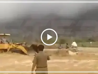 شاهد بالفيديو|| مخاطرًا بحياته .. سائق جرافة يقوم بعمل بطولي داخل سيل جارف بالسعودية - وكالة ستيب نيوز