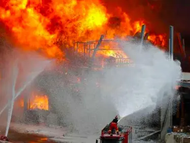 بالفيديو|| حريق هائل في ميناء سعيد في دبي والأسباب غير معلومة بعد - وكالة ستيب نيوز