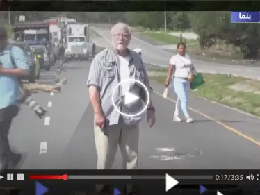 سدا الطريق عليه.. شاهد|| أستاذ جامعي أمريكي يقتل ناشطي بيئة أمام المارة في بنما - وكالة ستيب نيوز