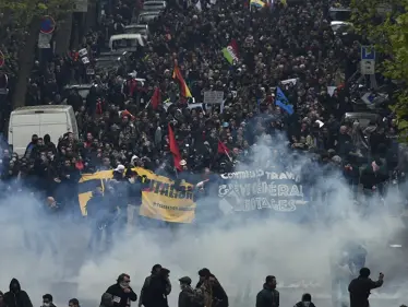 ارتفاع ضحايا احتجاجات "السترات الصفراء" والحكومة تدرس إمكانية فرض حالة الطوارئ!! - وكالة ستيب نيوز