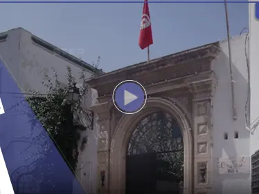 بالفيديو|| تلميذ يهين معلمه في تونس أمام الطلاب ويرميه بملابس داخلية خاصة بالنساء ويتسبب بموجة غضب عارمة - وكالة ستيب نيوز