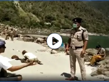 بالفيديو|| وكأنهم بالمدرسة.. هكذا عاقبت الشرطة الهندية سياحًا أجانب خرقوا حظر التجوال - وكالة ستيب نيوز