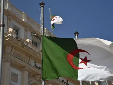 احتجاجاً على تصريحات لماكرون.. الجزائر تستدعي سفيرها لدى باريس - وكالة ستيب نيوز