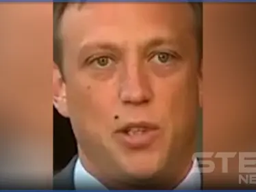 بالفيديو || سياسي أسترالي يحظى بالتعاطف بعد ابتلاعه ذبابة - وكالة ستيب نيوز