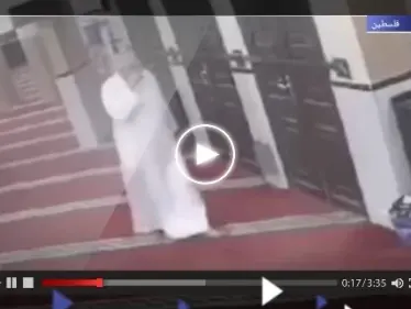 لحظة وفاة مؤذن فلسطيني وهو جالس على كرسي يتلو القرآن (فيديو) - وكالة ستيب نيوز