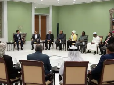 شاهد|| بشار الأسد يستقبل رؤساء أحزاب عدد من الدول العربية والإسلامية.. ويشرح لهم فكرة 