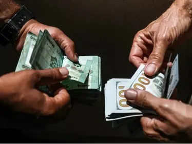 دولار السوق السوداء يسجل ارتفاعاً قياسياً - وكالة ستيب نيوز