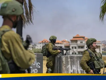 "بألف عنوان".. جندي إسرائيلي يثير عاصفة بعد نشر صورة معتقل فلسطيني - وكالة ستيب نيوز