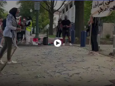 بالفيديو|| تضامناً مع أسرى نفق الحرية ناشطون يرشقون السفارة الإسرائيلية في واشنطن بمئات المعالق - وكالة ستيب نيوز