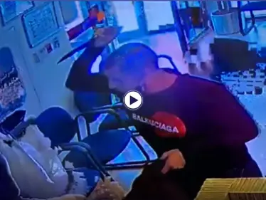 بالفيديو|| ملثم يقتحم بنك في الكويت ويطعن حارس الأمن ويسرق أكثر من 100 ألف دولار وإدارة البنك تتخذ إجراءً مستعجلاً - وكالة ستيب نيوز