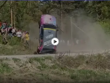 بالفيديو|| مشهد يحبس الأنفاس.. نجاة مجموعة أشخاص بأعجوبة بعد انحراف سيارة سباق وارتطامها بهم - وكالة ستيب نيوز