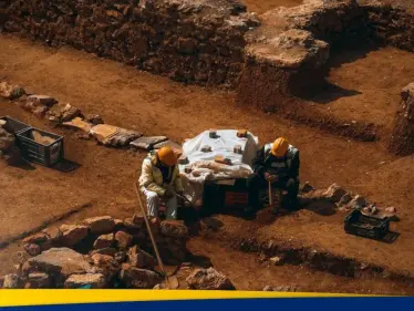 علماء آثار بريطانيون يستكشفون أحذية "كبيرة الحجم بشكل غير عادي" - وكالة ستيب نيوز