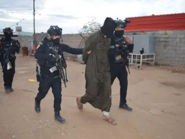 شاهد|| خلال عمليةٍ استخباراتية.. جهاز مكافحة الإرهاب يُلقي القبض على "إرهابيَين" أحدهما بحي الخضراء ببغداد والآخر بالأنبار - وكالة ستيب نيوز