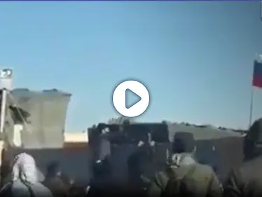 بالفيديو|| موالون لـ"قسد" يرشقون القاعدة الروسية بـ بلدة عين عيسى بالحجارة.. و"ستيب" تكشف آخر تطورات المنطقة - وكالة ستيب نيوز