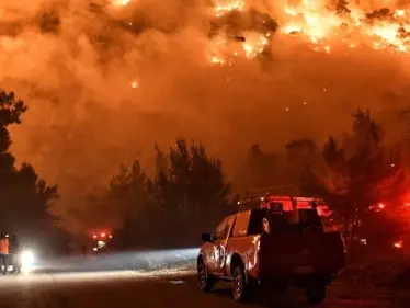 بالفيديو|| سقوط طائرة يونانية أثناء مشاركتها في إخماد الحرائق.. ومصادر تكشف مصير الطيار - وكالة ستيب نيوز