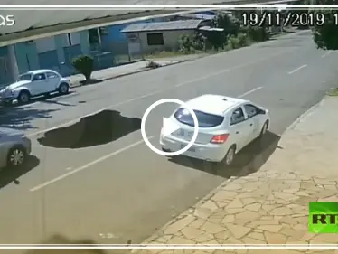 فيديو|| حفرة في الأرض تبتلع سيارة بشكل مفاجئ في البرازيل - وكالة ستيب نيوز