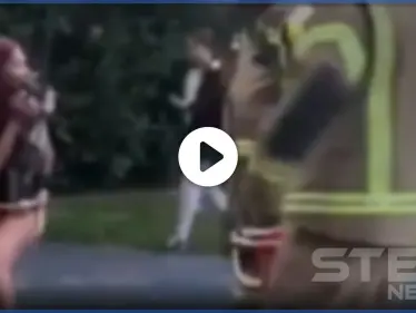 بالفيديو|| كاد أن ينتزع "الشورت" القصير.. فتاة تيك توك تحرك قسم الإطفاء بعدما علقت بأرجوحة - وكالة ستيب نيوز