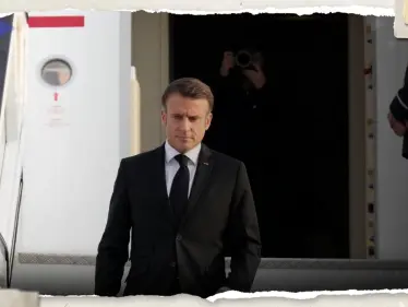 بالفيديو|| ماكرون يصل إسرائيل حاملاً مبادرة و"مفاجأة" تصدمه في المطار - وكالة ستيب نيوز