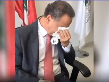 بالفيديو || وزير لبناني يبكي بحرقة لدى تسليمه المنصب.. ودياب يُستدعى للتحقيق - وكالة ستيب نيوز