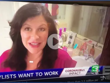 بالفيديو|| موقف محرج لمراسلة خلال بث مباشر ظهر فيه زوجها عارياً في الحمام - وكالة ستيب نيوز