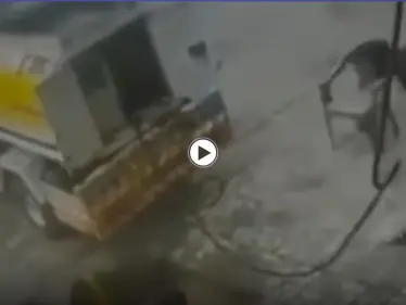 بالفيديو|| لحظات تحبس الأنفاس.. الأرض تنشق وتبتلع رجلاً تلو الآخر في إسلام آباد - وكالة ستيب نيوز