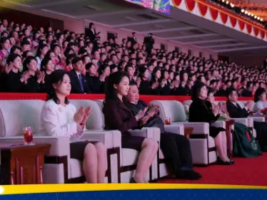 كيم جونغ أون يظهر في لحظة عائلية خلال احتفال بيونغ يانغ بيوم المرأة العالمي - وكالة ستيب نيوز