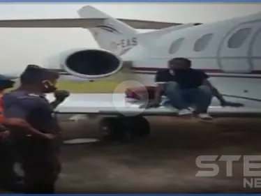 بالفيديو|| طفل يحاول الهجرة إلى أوروبا والسلطات تقبض عليه داخل محرك طائرة - وكالة ستيب نيوز