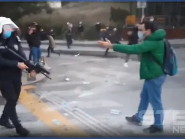 بالفيديو || اشتباكات بين طلاب جامعة "مرموقة" والشرطة التركية بسبب قرار لـ أردوغان - وكالة ستيب نيوز