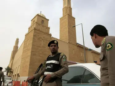 السعودية: ضبط شخص يحمل سلاحاً في الدور الأول بـ المسجد الحرام وهو يردد عبارات مؤيدة لتنظيمات إرهابية - وكالة ستيب نيوز