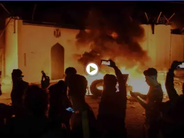 بالفيديو || غضب في كربلاء.. محاولة لاغتيال صحفي وإحراق لـ القنصلية الإيرانية - وكالة ستيب نيوز