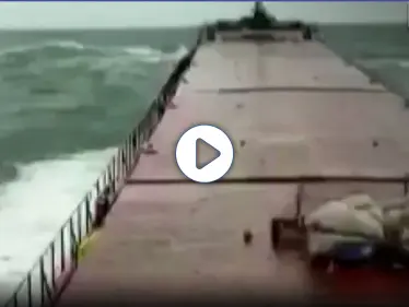 بالفيديو|| موج البحر يقسم سفينة شحن روسية إلى نصفين في البحر الأسود - وكالة ستيب نيوز