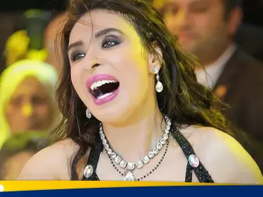 شاهد|| الراقصة المصرية دينا تدافع عن آل الأسد وتكشف ما كانت تفعله مع باسل في أحد فنادق دمشق - وكالة ستيب نيوز