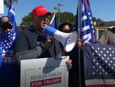 بالفيديو|| مسلم يقرأ الفاتحة على نية شفاء دونالد ترامب.. طالبًا من المسلمين الدعاء - وكالة ستيب نيوز