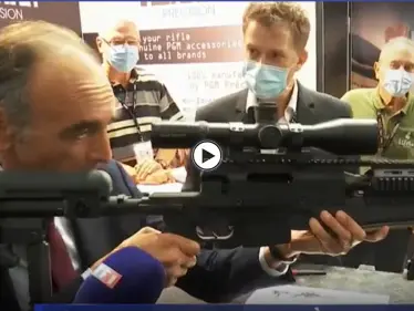 بالفيديو|| المرشح المثير للجدل لـ رئاسة فرنسا يوجه سلاحاً نحو الصحفيين في قاعة مكتظة بالحضور - وكالة ستيب نيوز