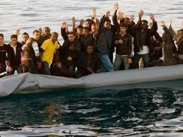 مئات المهاجرين المصريين والسوريين يصلون إلى إيطاليا.. وبريطانيا تصدر أكثر من 10 آلاف تأشيرة لهذا السبب - وكالة ستيب نيوز