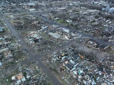 بالفيديو || إعصار مدمّر يضرب ولاية كنتاكي الأمريكية مخلفاً عشرات القتلى ودمار لم يسبق أن حدث - وكالة ستيب نيوز