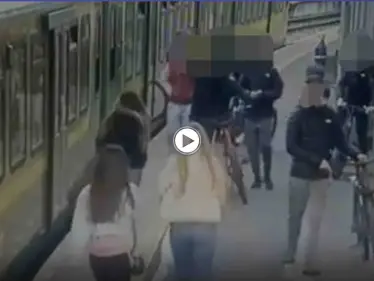 بالفيديو|| شبان يهاجمون عدة فتيات ويرمون إحداهن على سكة القطار بــ إيرلندا ويبصقون على الأخريات - وكالة ستيب نيوز
