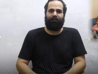 شاهد|| القسام تنشر رسالة أسير قتلت الغارات الإسرائيلية عائلته.. ماذا طلب من نتنياهو - وكالة ستيب نيوز