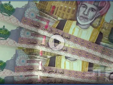 بالفيديو|| امرأة تشعل الشارع العماني غضباً بعد إهانة العملة العمانية التي تحمل صورة قابوس - وكالة ستيب نيوز