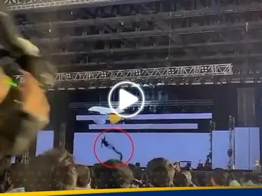 شاهد|| لحظة سقوط رئيس شركة أمام موظفيه خلال احتفال اليوبيل الفضي - وكالة ستيب نيوز