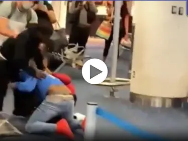 بالفيديو|| ضرب وتبادل للكمات بين مسافرين نتيجة خلاف على المقاعد في أحد المطارات الأمريكية - وكالة ستيب نيوز