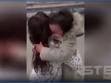 بالفيديو || أم تلتقي بابنتها بعد أن فرقهم كورونا لأشهر - وكالة ستيب نيوز