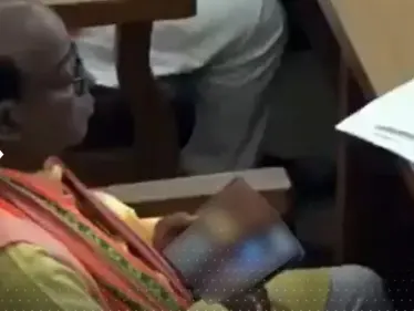 فيديو مُخل لمسؤول هندي خلال جلسة مناقشة ميزانية الدولة يثير 